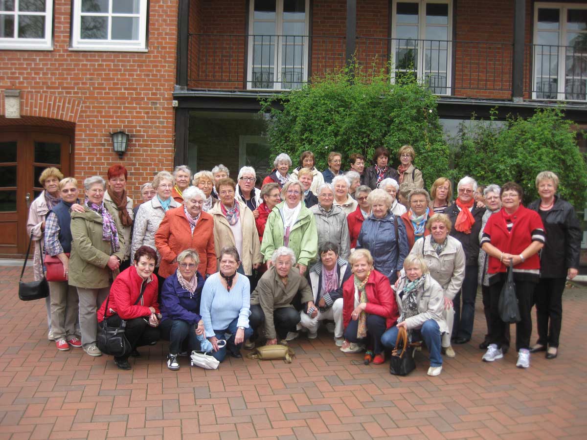 Gruppenbild 2014 
vor der Heimvolkshochschule Hermannsburg