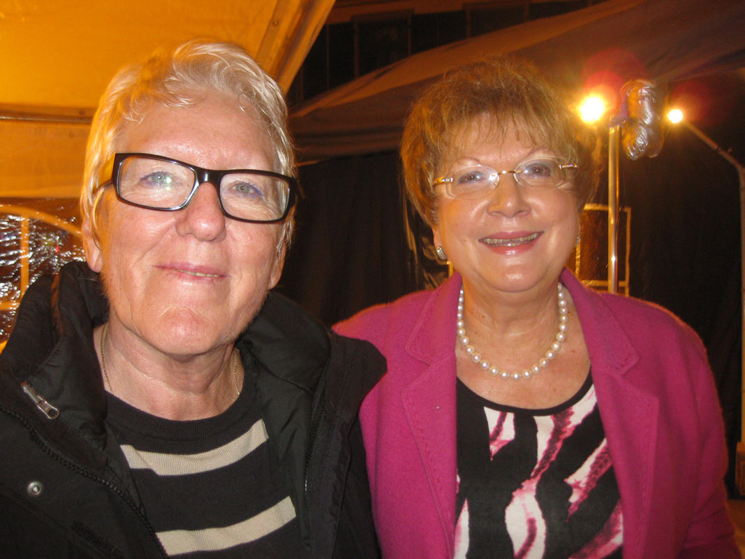 Sigi Bamberger und Hilde Annamaier beim Standdienst